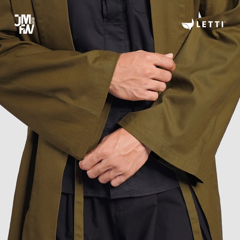 Artikel jubah kemeja asimetris katalog Serenity Field LETTI dipakai model 