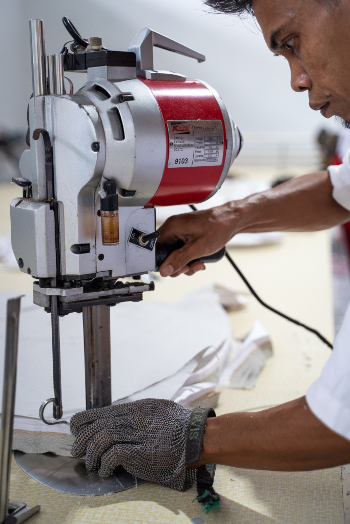 Foto-mesin potong kain di pabrik-tekstil-garmen-letti-indo-gaya-nusantara.jpg
