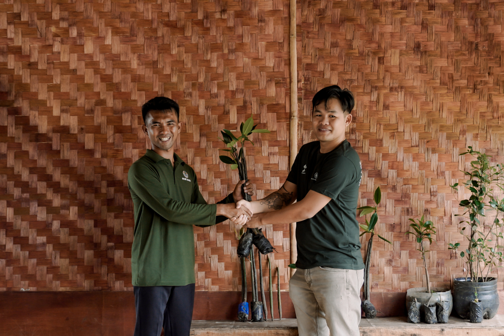 Serah terima simbolik hasil  kerjasama LindungiHutan dengan Indo Gaya Nusantara LETTI 