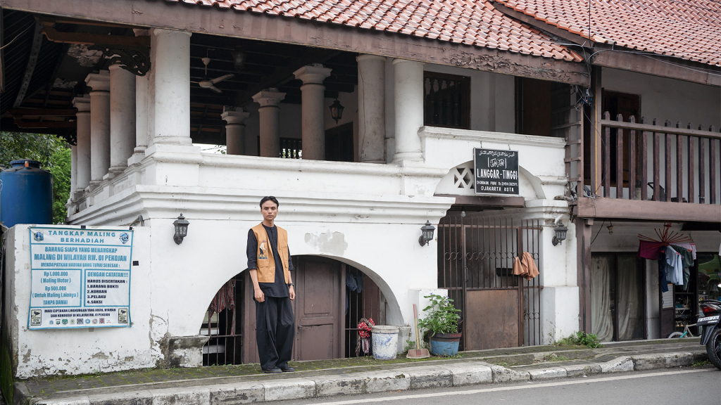 talent-pria-berdiri-dekat-Masjid-Langgar-Tinggi-Pekojan