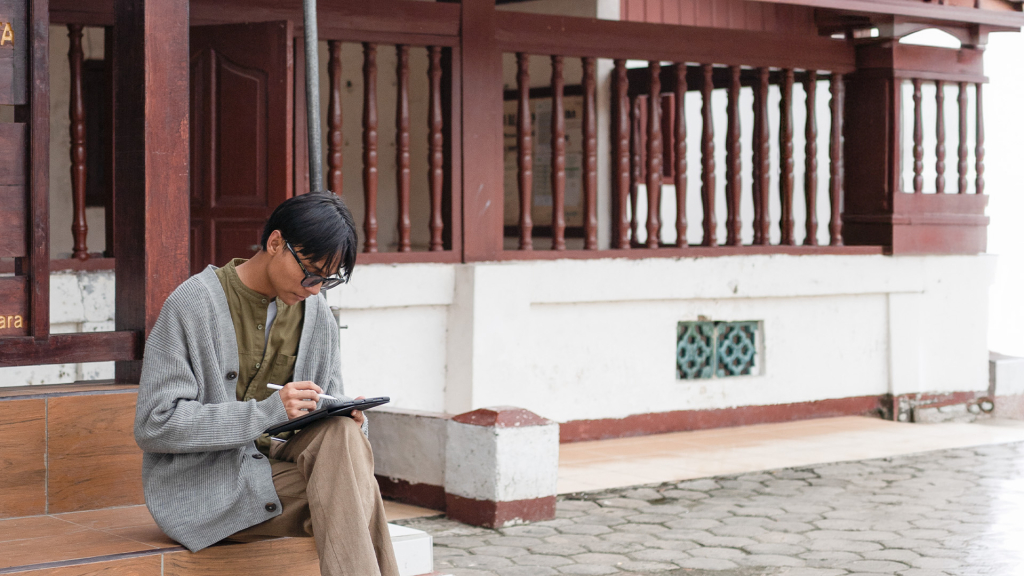 Arsitektur saka guru kayu jati asli di dalam Masjid Al-Alam Marunda