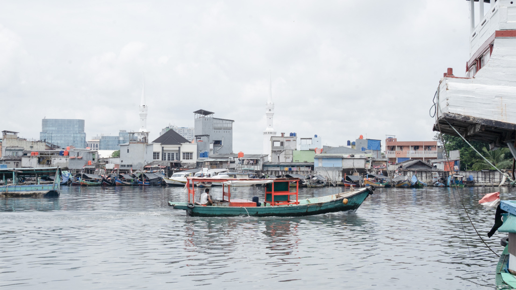 Eksplorasi-sejarah-Pelabuhan-Sunda-Kelapa-dengan-pemandangan-latar-bangunan-kota