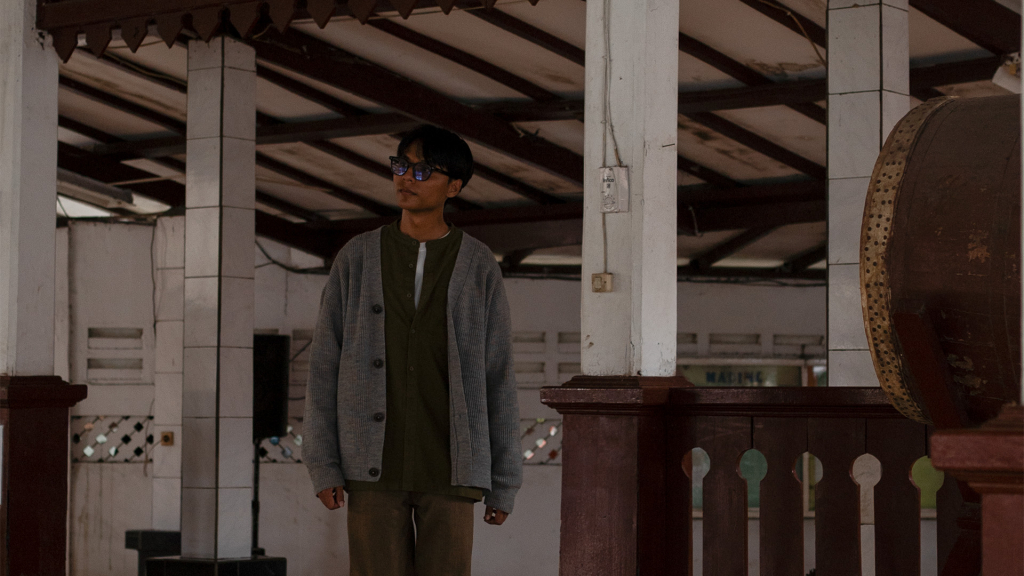 Suasana tenang di pelataran Masjid Al-Alam Marunda untuk wisata religi Jakarta.