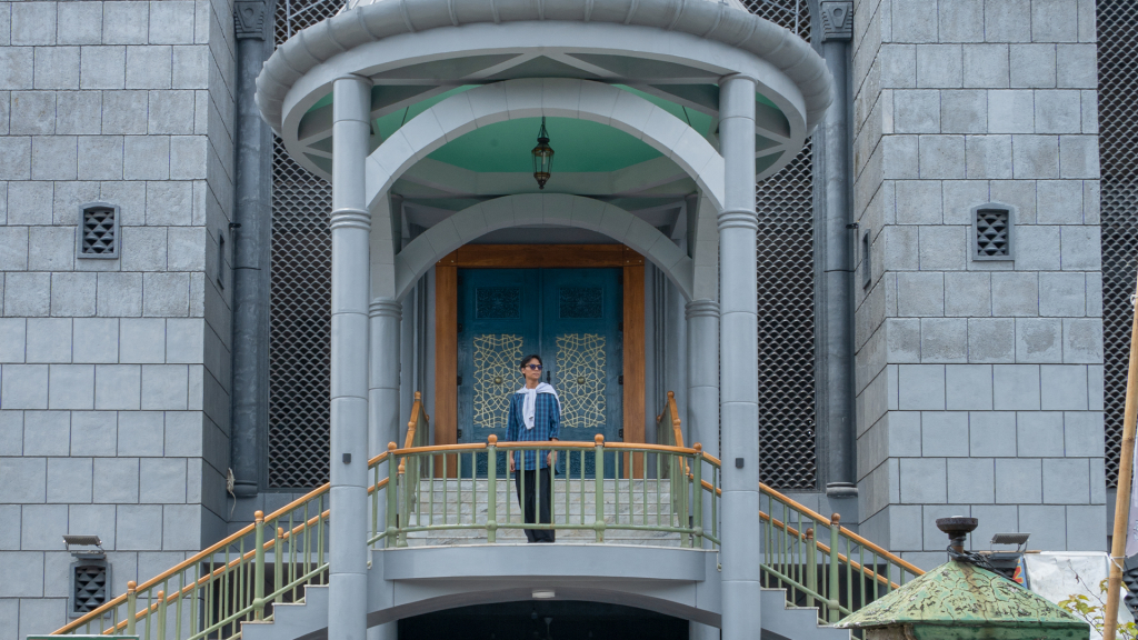 Seorang talent di salah satu sudoku Masjid Al-Fajri yang terinspirasi dari Blue Mosque Sultan Ahmed Turki
