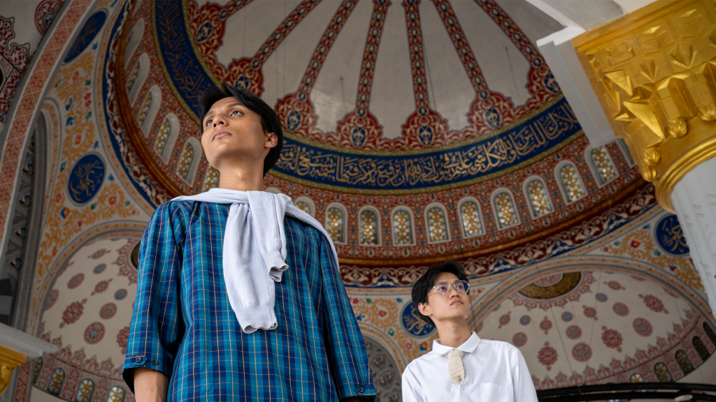 Arsitektur bergaya Ottoman Masjid Al-Fajri Pejaten dengan tampakan interior