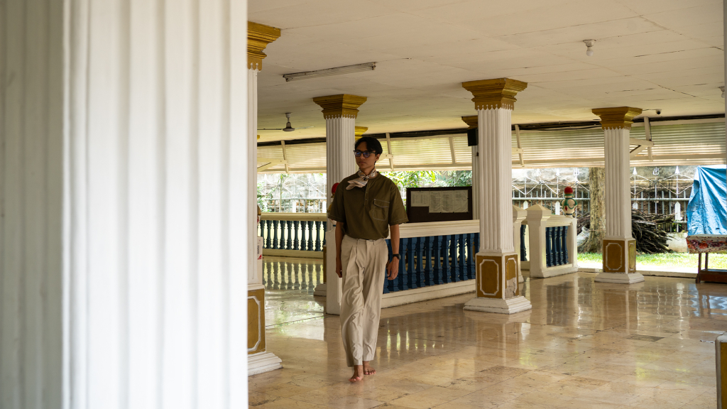 Ornamen dan seni interior hasil rancangan KH Abdurrahman Maksum di Masjid Al-Munada Darussalam