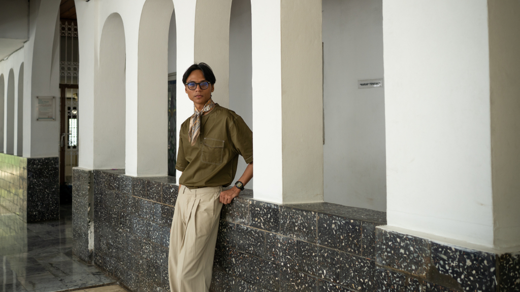 Seorang pria berdiri di salah satu area Masjid Perahu Jakarta