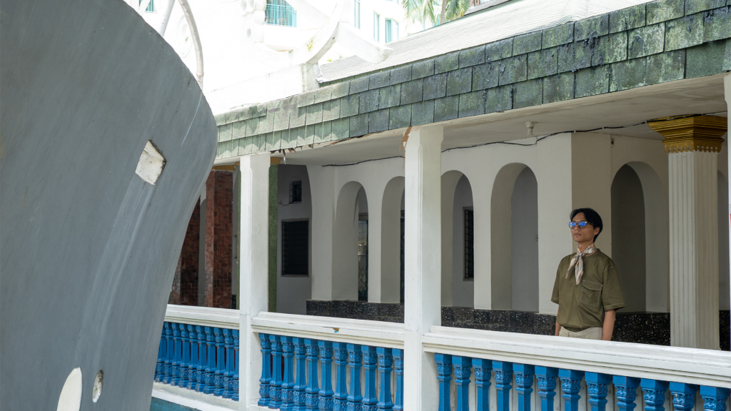 Tampak kapal yang berfungsi sebagai area wudhu dan kamar mandi di Masjid Perahu Jakarta