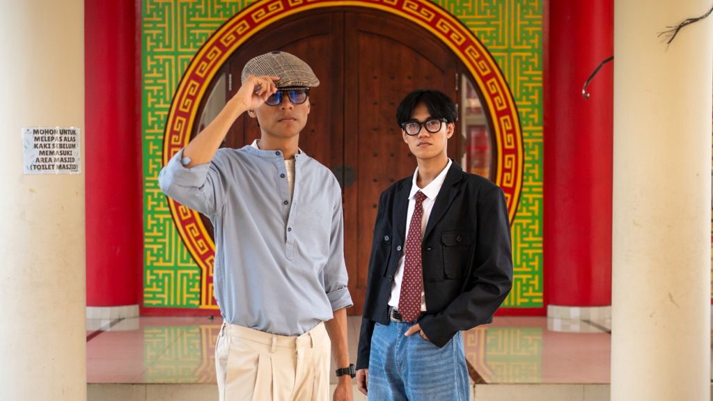 Arsitektur luar Masjid Babah Alun Desari Jakarta Selatan yang menyerupai klenteng Tionghoa dengan dominasi warna merah