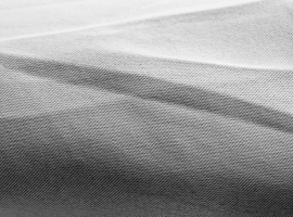 Kain katun putih lembut pada kulit wajah atau lengan