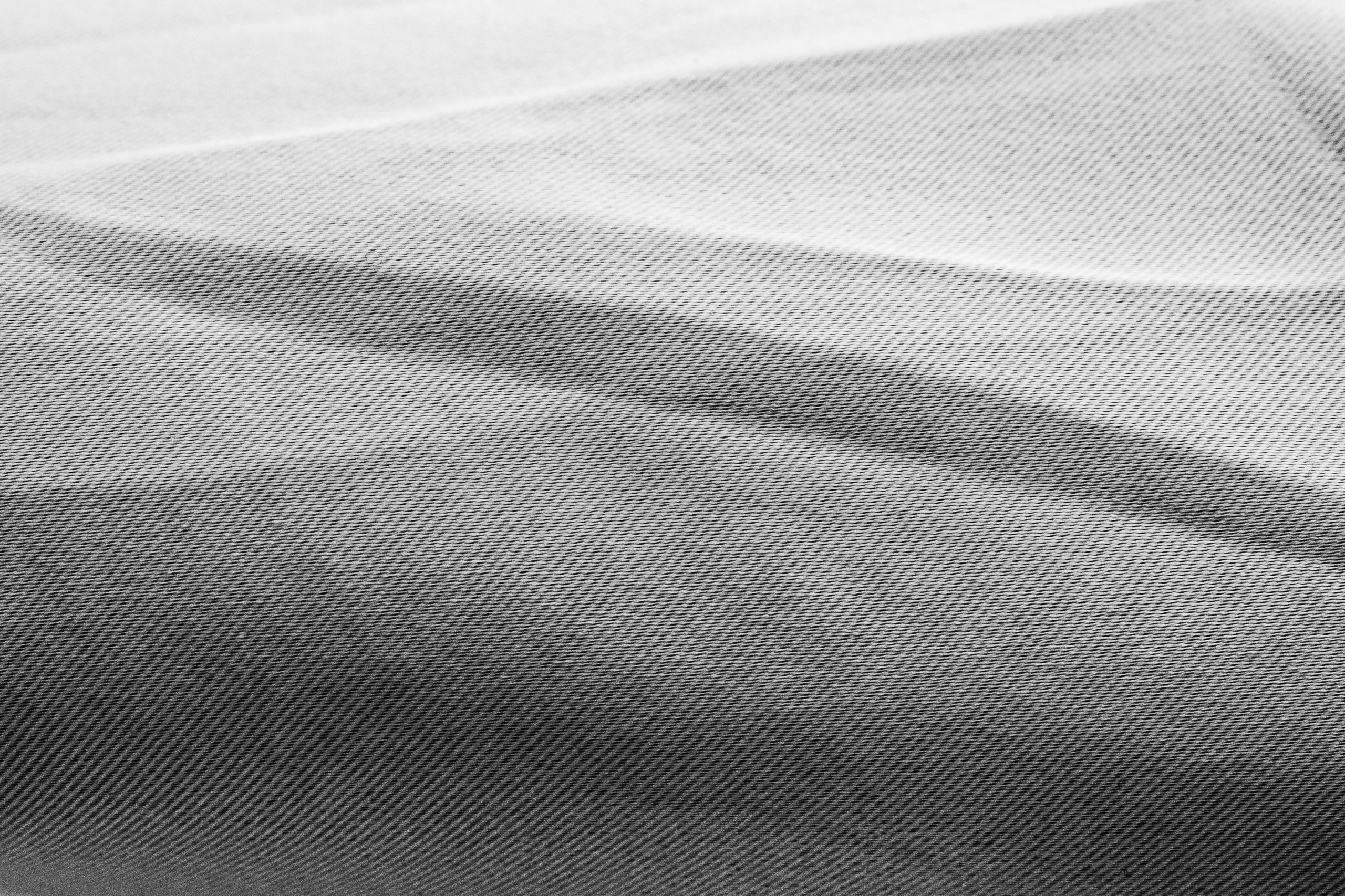 Kain katun putih lembut pada kulit wajah atau lengan