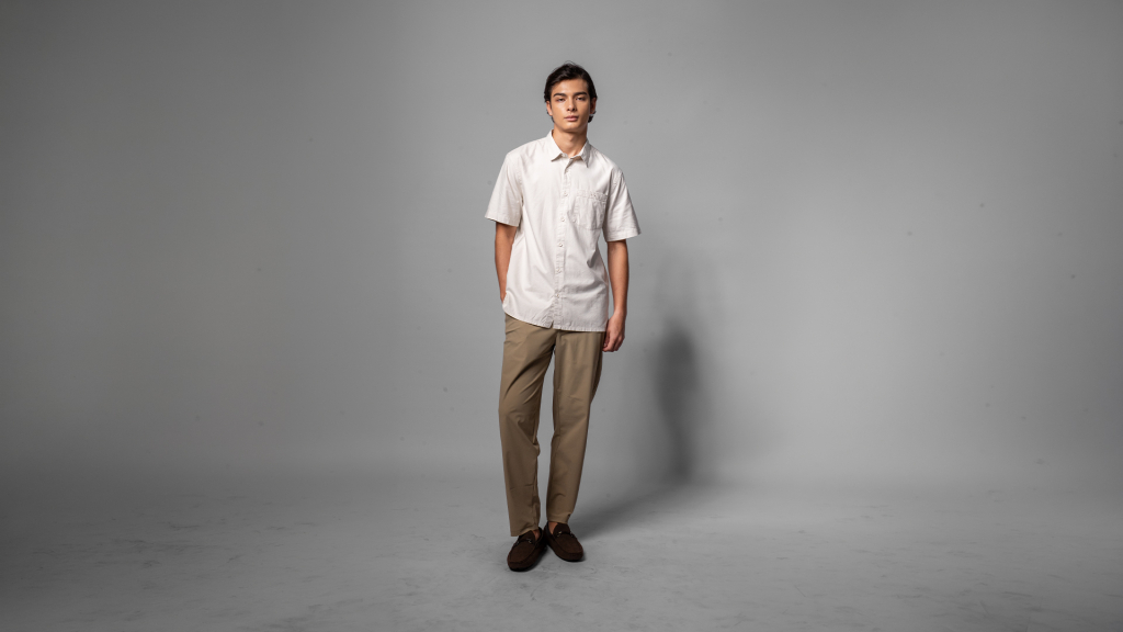 Kemeja pria Marco Lengan Pendek dari LETTI warna Black dengan potongan relaxed fit dan kerah reguler.