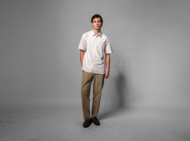 Kemeja pria Marco Lengan Pendek dari LETTI warna Black dengan potongan relaxed fit dan kerah reguler.