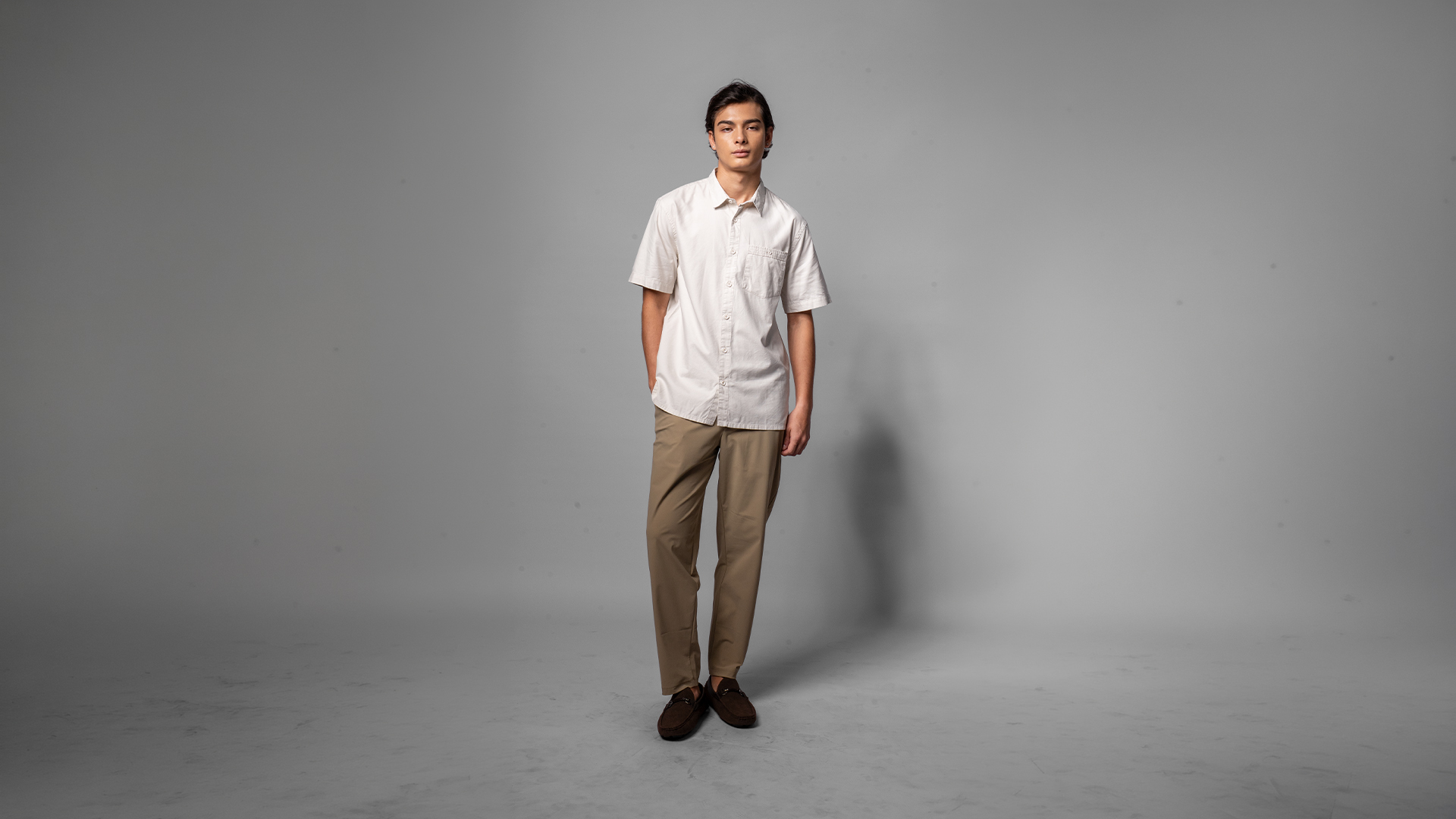 Kemeja pria Marco Lengan Pendek dari LETTI warna Black dengan potongan relaxed fit dan kerah reguler.